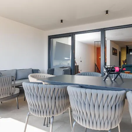 Апартаменты Hedonic Penthouse With Rooftop Pool & Sea View Крк