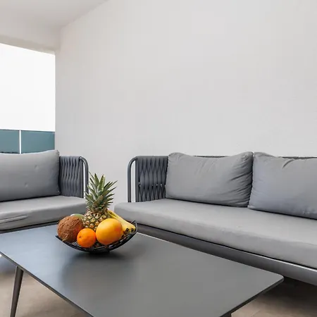 Hedonic Penthouse With Rooftop Pool & Sea View