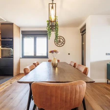 Hedonic Penthouse With Rooftop Pool & Sea View