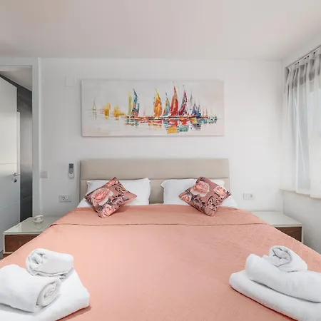 Hedonic Penthouse With Rooftop Pool & Sea View Апартаменты Крк