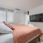 Apartmán Hedonic Penthouse With Rooftop Pool & Sea View *