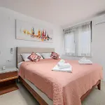 Apartmán Hedonic Penthouse With Rooftop Pool & Sea View
