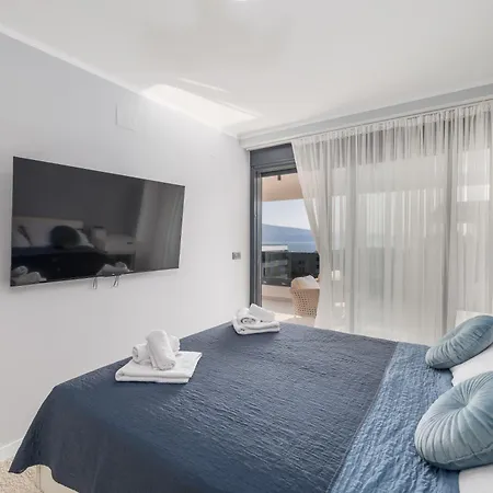 Hedonic Penthouse With Rooftop Pool & Sea View 아파트 크르크