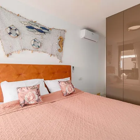 Hedonic Penthouse With Rooftop Pool & Sea View *