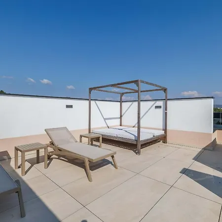 아파트 Hedonic Penthouse With Rooftop Pool & Sea View