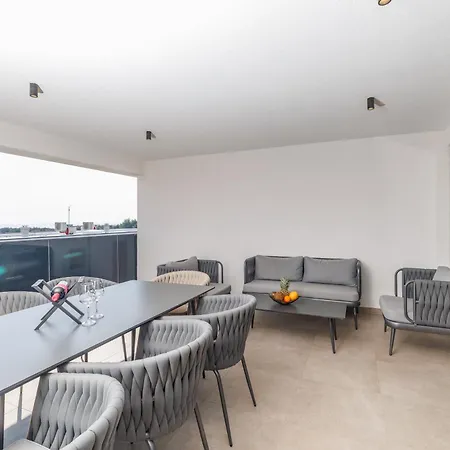 Hedonic Penthouse With Rooftop Pool & Sea View