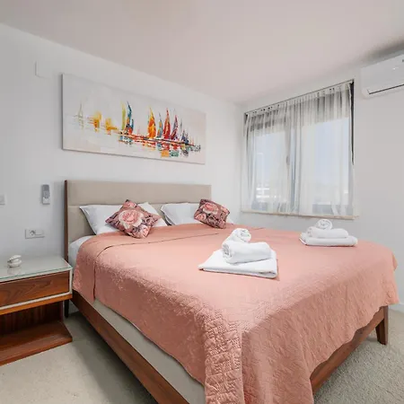 Apartmán Hedonic Penthouse With Rooftop Pool & Sea View