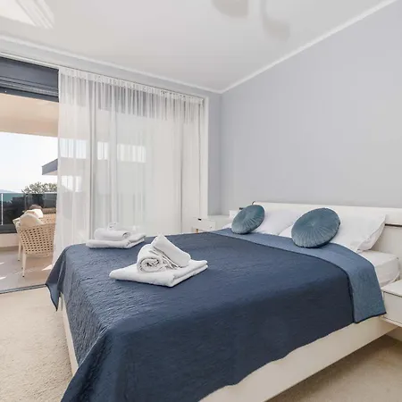 Apartman Hedonic Penthouse With Rooftop Pool & Sea View